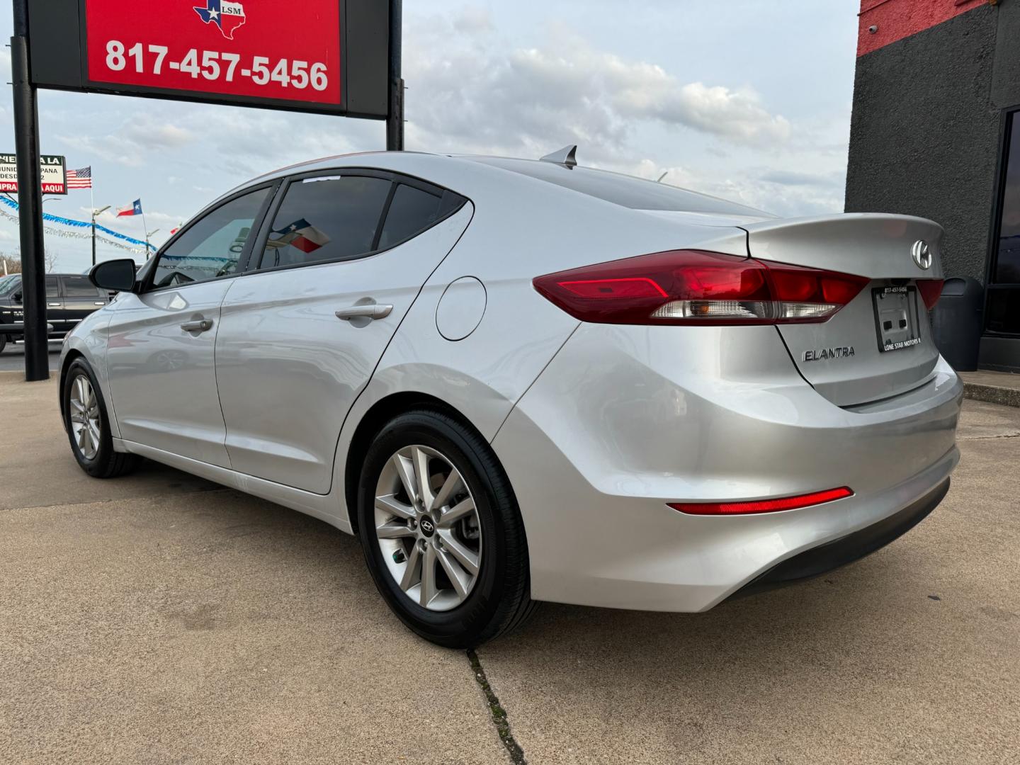 2018 SILVER /Gray HYUNDAI ELANTRA Limited 4dr Sedan (5NPD84LF7JH) with an 2.0L I4 engine, Automatic 6-Speed transmission, located at 5900 E. Lancaster Ave., Fort Worth, TX, 76112, (817) 457-5456, 0.000000, 0.000000 - This is a 2018 Hyundai Elantra Limited 4dr Sedan that is in excellent condition. There are no dents or scratches. The interior is clean with no rips or tears or stains. All power windows, door locks and seats. Ice cold AC for those hot Texas summer days. It is equipped with a CD player, AM/FM radio, - Photo#5